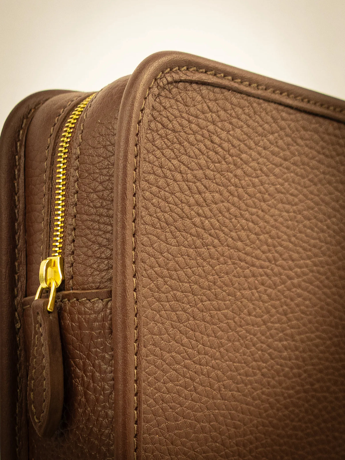 Détail du cuir grainé acajou et de la fermeture dorée d'un coffret Lamiral