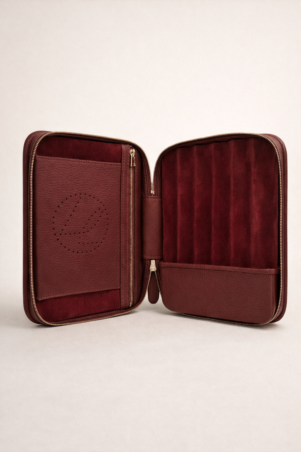 Coffret 6 cigares en cuir grainé bordeaux ouvert, intérieur velours bordeaux