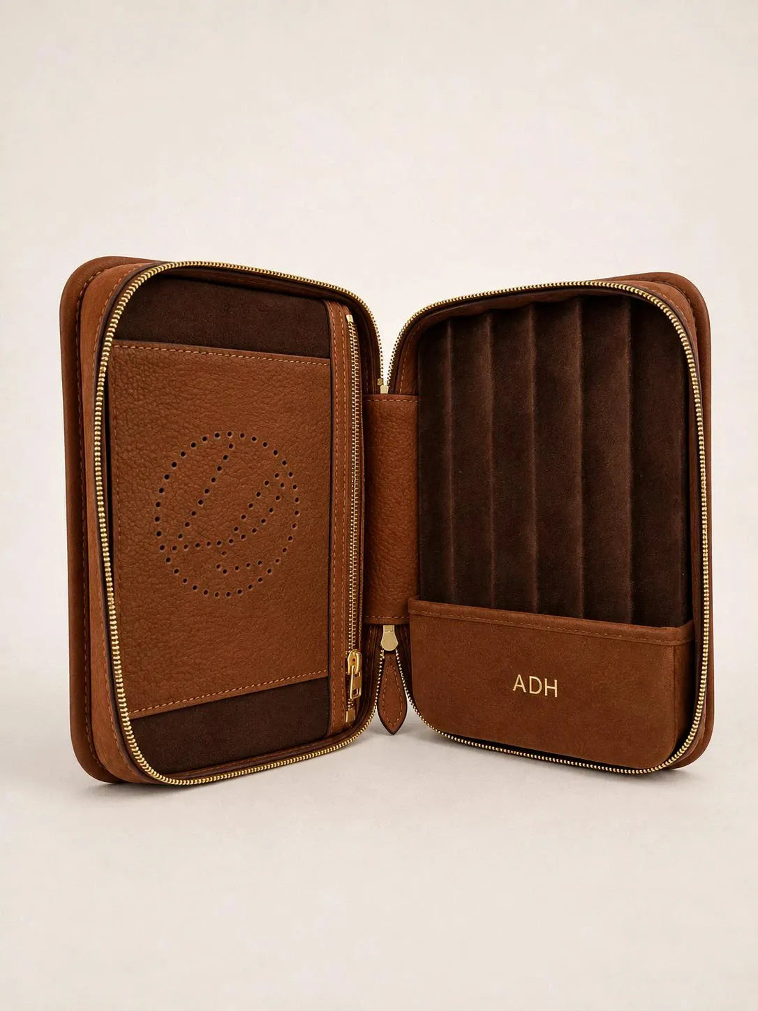 Translation missing: fr.Coffret a cigares en cuir havane, interieur suede, initiales ADH marquees a chaud sur la bande de cuir