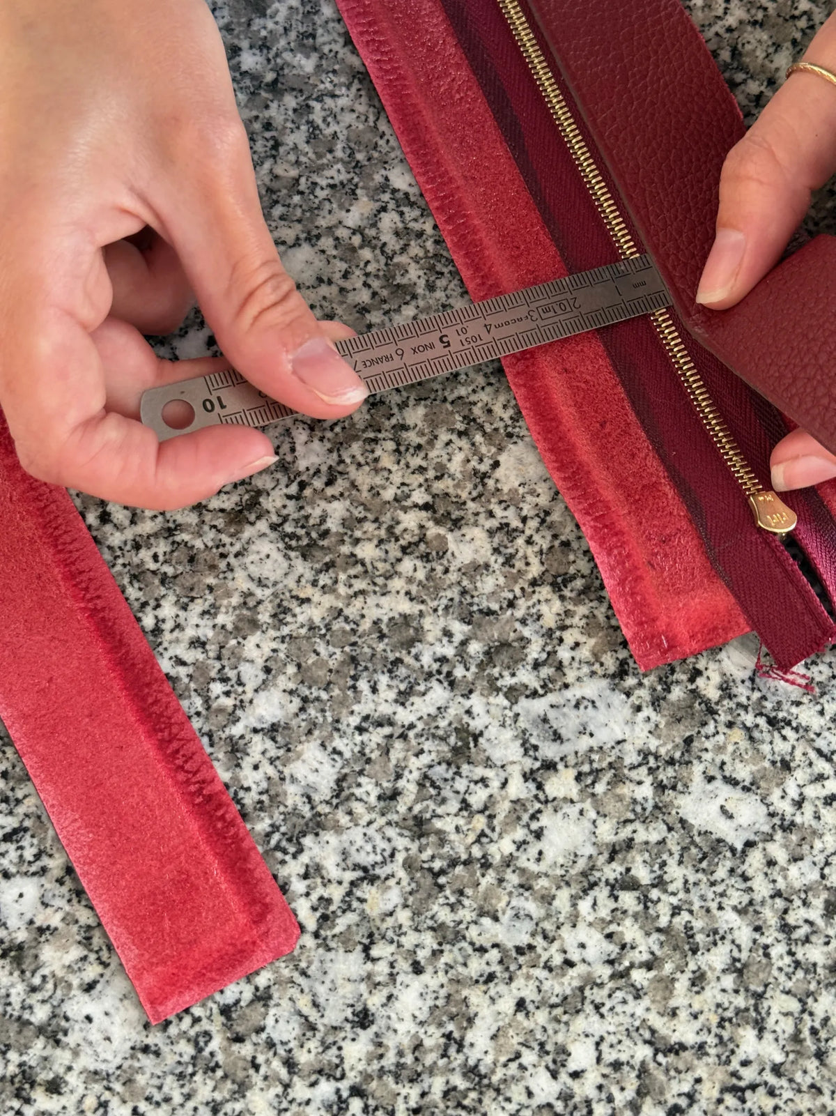 Mesure d'une bande de cuir à la réglette à l'atelier